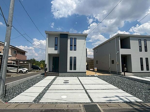 【現地外観写真】１号棟堂々完成しました！ぜひ現地にて、実際の建物・街並み・日当たり、住宅の構造や設備仕様など、いつでもお気軽にお問い合わせ下さい。