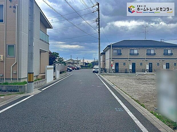 【前面道路含む現地写真】前面道路は、道路幅も広く、駐車もゆとりをもって行える環境になっています。お車の出し入れが苦手なママや小さなお子様にも安心ですね。舗装もされていて、ベビーカーや自転車で通っても快適に通行できます。