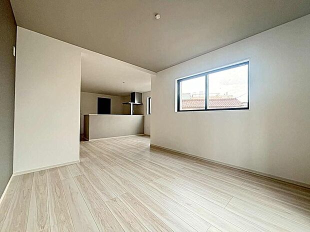 【リビング】【２号棟】広々とした居住空間は日々の暮らしを彩り、心のやすらぎと満足感を与えてくれます。通風と採光を考慮した設計は子供たちはのびのび育ち、家族でくつろぎと団らんを生み出します。