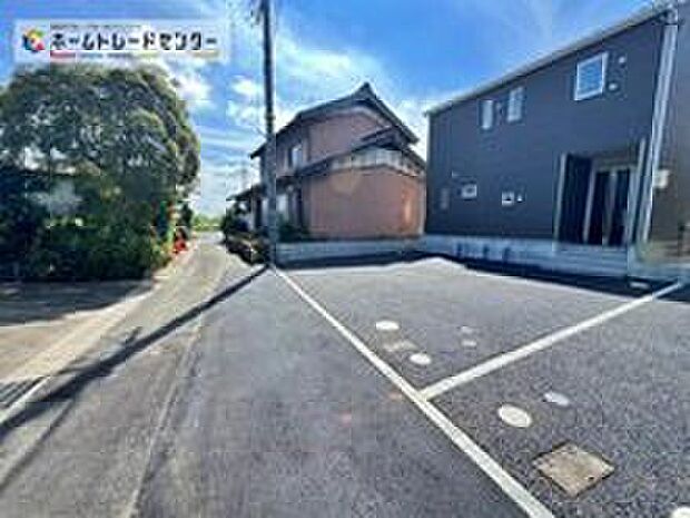 【 前面道路含む現地写真】前面道路は交通量の少ない道路です。ゆとりがあり、駐車時もゆっくりと落ち着いて行える立地環境になっています♪　　