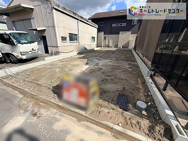 【現地外観写真】一戸建ての大きなメリットは、「自分の土地」を自由に使えること。好きなペットが飼えるほか、ガーデニングやDIY、車やバイクの手入れなど様々な趣味を楽しめます♪