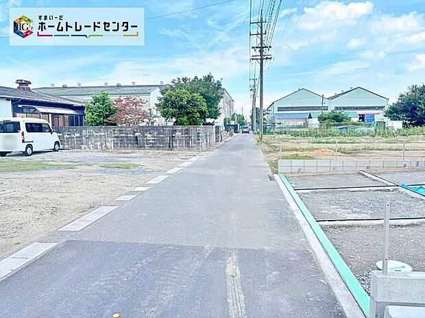 【前面道路含む現地写真】前面道路は車通りの少ない道路。お車の出し入れが苦手なママや小さなお子様にも安心ですね。しっかり舗装もされているので、ベビーカーや自転車で通っても快適に通行できます。