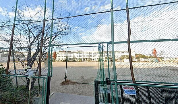 四日市市立泊山小学校（約1,700m）