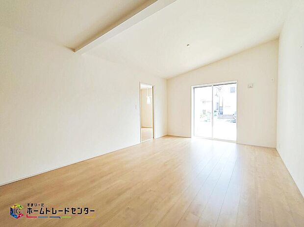 ☆1号棟☆広々としたリビングは掃き出し窓からたくさんの陽光を取り入れてくれます。家族が集まる空間ですからやはり明るさと、暖かさは大切です。広さがありますので家具の配置に悩まなくて済むのも良いですね