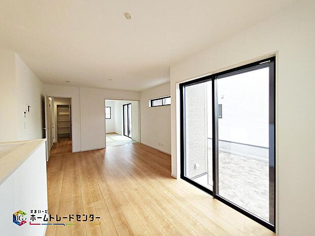 広くて明るいLDK♪心地の良い光が全体を包みます! また、くつろげるリビングが広く確保されているため、ご家族皆様の笑顔が溢れます。