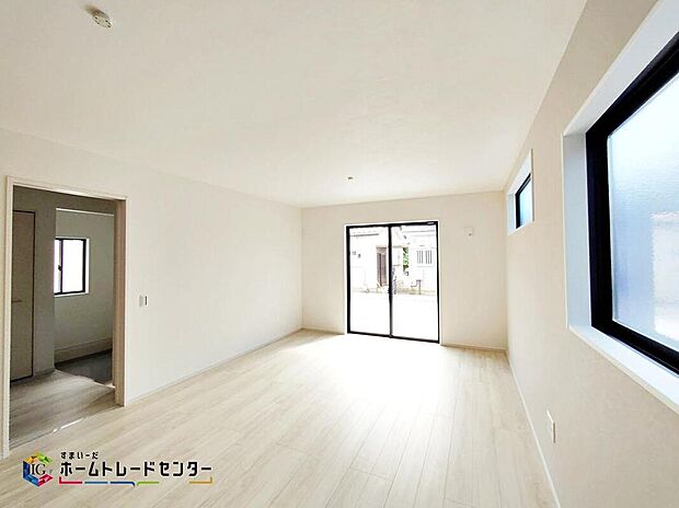 ☆1号棟☆広くて明るいLDK♪心地の良い光が全体を包みます! また、くつろげるリビングが広く確保されているため、ご家族皆様の笑顔が溢れます。