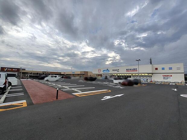 ヤオコー加須店まで350m 徒歩5分。お近くなのでお買い物に便利です。