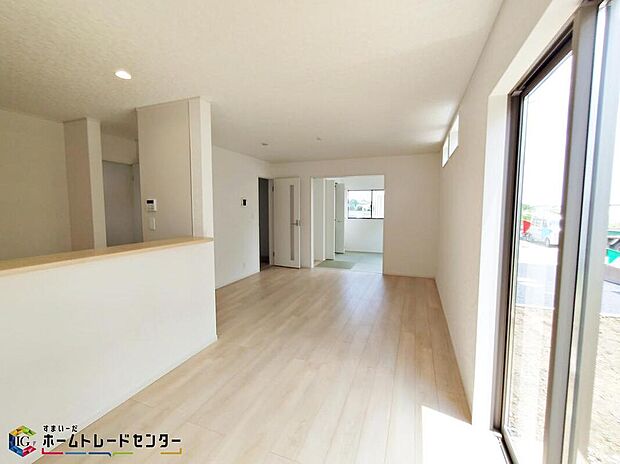 ☆7号棟☆広々としたリビングは掃き出し窓からたくさんの陽光を取り入れてくれます。家族が集まる空間ですからやはり明るさと、暖かさは大切です。広さがありますので家具の配置に悩まなくて済むのも良いです。