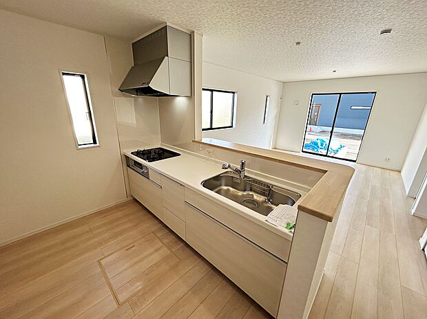 こちらの物件はZEH水準を満たした、省エネ性能に優れた物件です。　光熱費を抑えて暮らすことができるだけでなく、「熱の入りにくさ・逃げにくさ」という観点でも影響を受けにくい建物です。