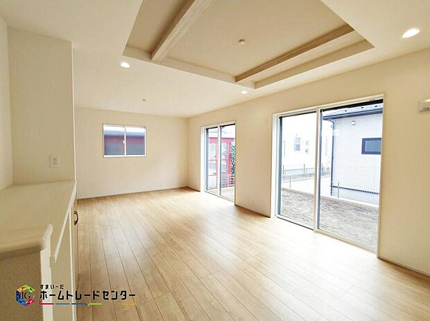 ☆1号棟☆広くて明るいLDK♪心地の良い光が全体を包みます! また、くつろげるリビングが広く確保されているため、ご家族皆様の笑顔が溢れます。