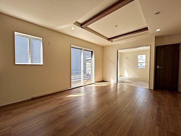 周辺は静かで落ち着いた雰囲気の住宅街です。交通量も少なく、穏やかで快適にお過ごし頂けそうです。
当日のご見学予約も承ります。現地をご覧いただきながら、住まいの夢をお聞かせください。