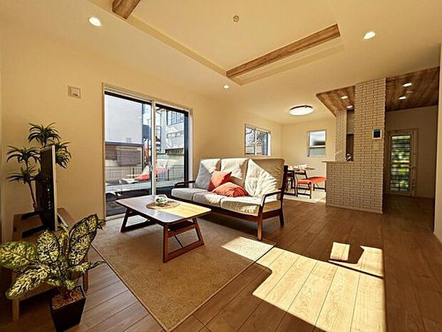 ワイドな窓が広がる、明るいリビングダイニング。光も、風も、家族になる。のびのび暮らせる、広々18畳！