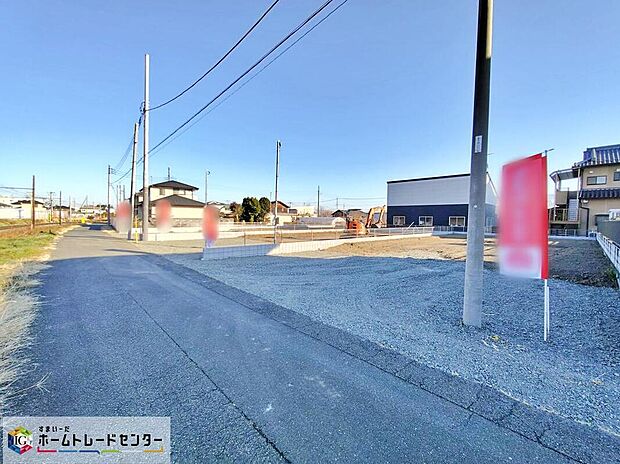 【前面道路含む現地写真】
前面道路は車通りが少ないため、駐車の際にも慌てることがなく安心です♪
