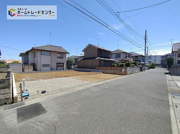 現地をご覧いただきながら、住まいの夢をお聞かせください。前道が5mあるので、車庫入れが苦手な方でも安心して入れられます。