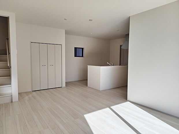 【【リビングイン階段】】帰宅時・外出時の自然なコミュニケーションを育むリビングイン階段を採用。家族が必ず顔を合わせて欲しい。そんな思いをこめています。