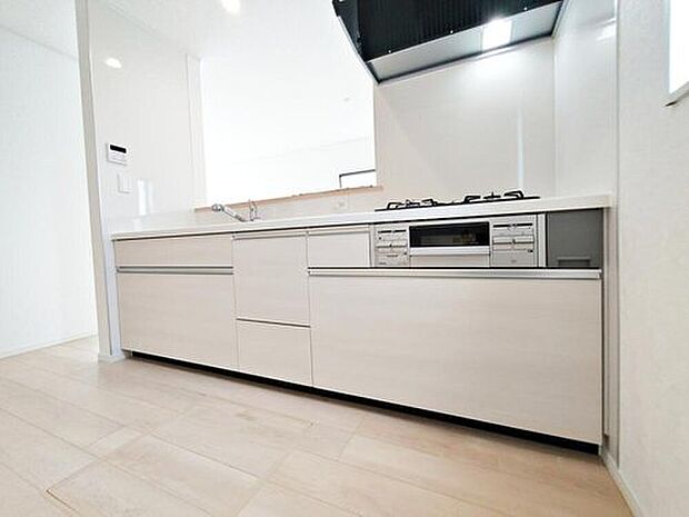 【【システムキッチン】】見栄えもよくお手入れもスムーズに出来ます。豊富な収納力もございますので、キッチンスペースをスッキリとお使い頂けそうです。