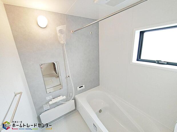 【浴室】ゆっくり半身浴も可能な一坪タイプのバスルームです。広さのあるお風呂ですので、家族で楽しく入るのもいいですし、一人でのびのび、のんびり入ってリフレッシュするのもいいですね。