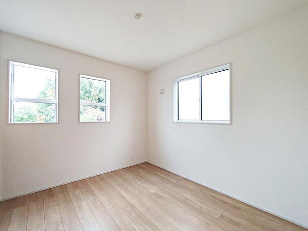 【リビング以外の居室】北東側5.25帖の洋室です。