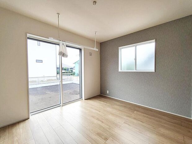 【リビング以外の居室】南側7.25帖の洋室です。