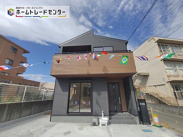 【現地外観写真】建物完成しているため、ご内覧いただけます。デザイン・目に見える設備面も大切ですが、耐震構造で地震に強い家の為、次代へ繋ぐ強固な住宅です。