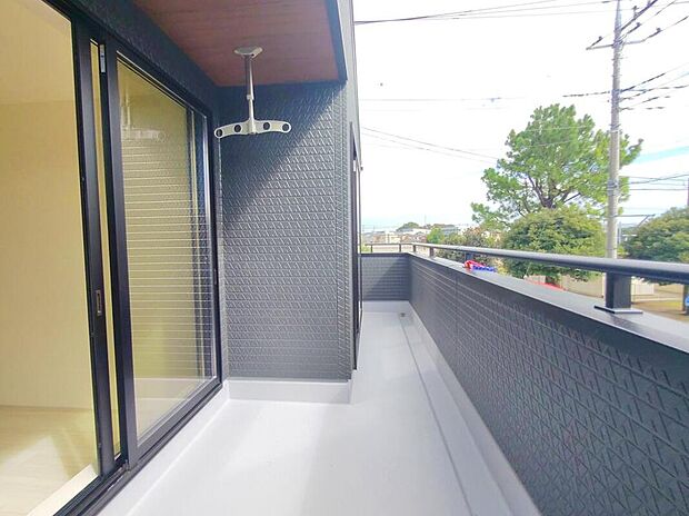 【バルコニー】布団や洗濯物を干すときに大事な陽当たりが充分に確保できるバルコニーです。外の風に直接ふれることのできる空間でもあるため、ゆったりとしたスペースを確保しています。
