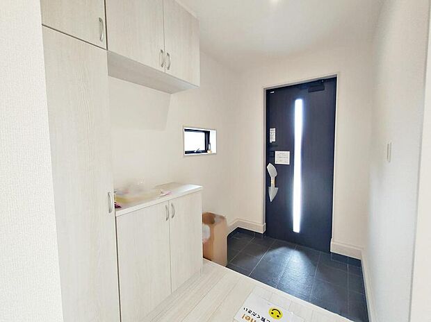 【玄関】玄関に備え付けのシューズボックス。大容量の収納力でご家族の履物もすっきり収納できます♪片付けが楽になる豊富な収納は、日々のストレス軽減にもつながります。