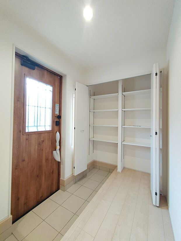 【玄関】【2号棟】玄関にはシューズクロークがあります。