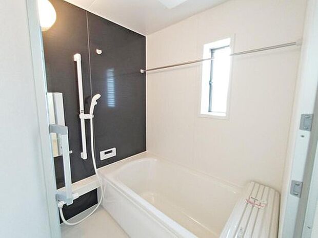 【【1坪タイプバスルーム】】足を伸ばして毎日の疲れを癒せる広々1坪タイプです。半身浴もでき、ゆっくりと寛げます。お子様と一緒でも快適に入浴が出来ますね。