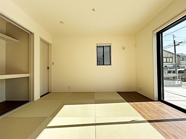 【【和室】】プライベート感を保てる和室を完備しており、来客時の宿泊スペースや書斎などにお使い頂けます。すぐに横になれるのも長くお住まいになられる上では嬉しい空間です。
