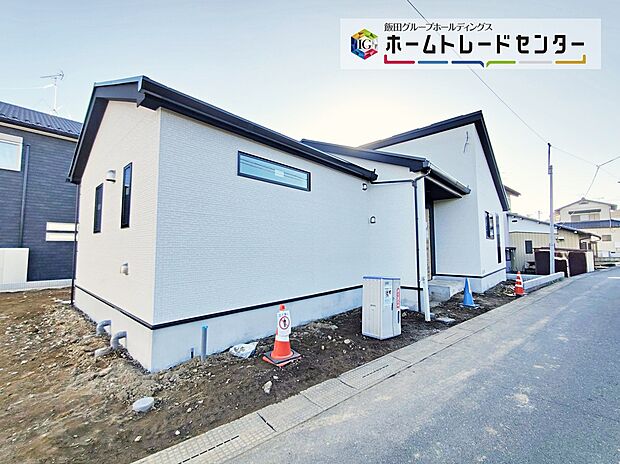 【前面道路含む現地写真】ご予約をいただければ、もちろん平日や夜間でもご案内は可能です。お仕事の形態が多様化しておりますので、決まったお時間では中々身動きが取れないお客様も多いかと思います。お気軽にお申し出ください!