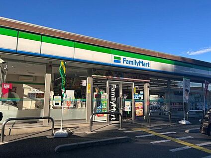 ファミリーマート寄居富田店 710ｍ(徒歩9分)