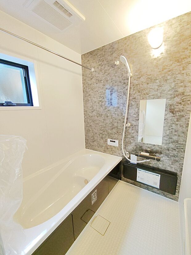 【【1坪タイプバスルーム】】足を伸ばして毎日の疲れを癒せる広々1坪タイプです。半身浴もでき、ゆっくりと寛げます。お子様と一緒でも快適に入浴が出来ますね。
