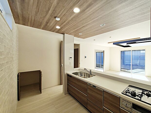 【【システムキッチン】】見栄えもよくお手入れもスムーズに出来ます。豊富な収納力もございますので、キッチンスペースをスッキリとお使い頂けそうです。
