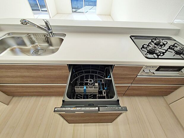 【【食器洗浄乾燥機】】忙しい奥様の味方、後片付けもラクラクなビルトイン食洗機付き。洗い終わった食器の水切りや乾燥としても便利です。
