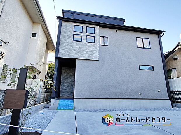 【前面道路含む現地写真】駐車スペース３台♪ご夫婦でお車を所有でき、お車でのお出かけも楽しめますね♪当日のご見学予約も承ります。現地をご覧いただきながら、住まいの夢をお聞かせください。