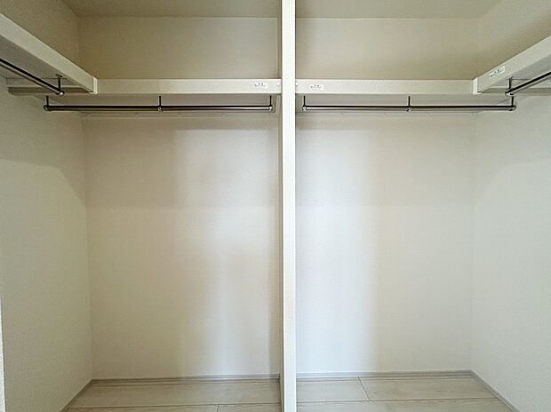 【【ウォークインクローゼット】】お子様との思い出もたっぷりしまえるウォークインクローゼット。衣類だけでなく、鞄などの小物からスーツケースやレジャー用品などの大きな物までたっぷり収納出来ます。