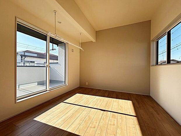 【リビング以外の居室】２面採光の洋室です。室内明るく通風も良好なので、風通しの良い空間で過ごせますね♪