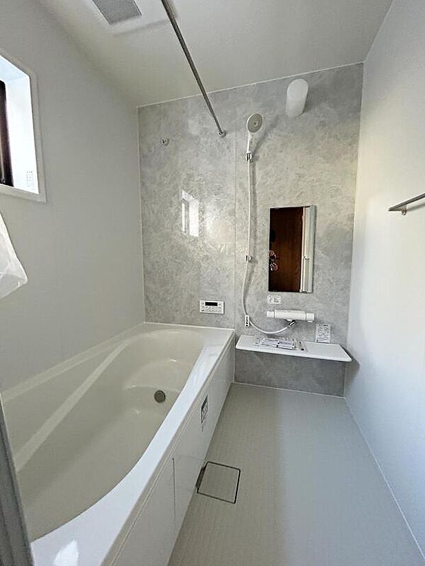 【浴室】一日の疲れを癒す広々としたバスルーム。雨の日の洗濯にも便利な浴室乾燥機を完備し、カビの発生も抑えて清潔な空間を保てます。