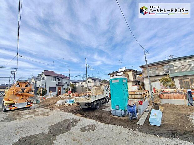 【現地外観写真】今なら建築中の様子をご覧になることができます♪
これから徐々に家の骨組みが出来上がっていきます。どんな家が建つのか楽しみですね♪