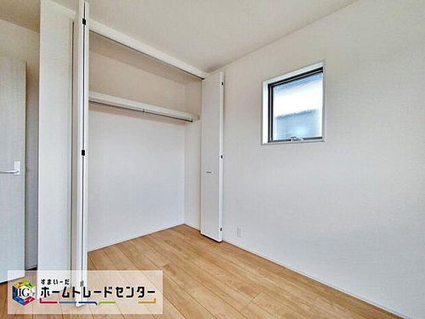【収納】【3号棟】
収納も多く住みやすい邸宅です♪ご家族での生活に寄り添う設計となっております。
充分な広さの収納を備え、採光良好な洋室は、快適空間。プライベートの時間もゆったりお寛ぎ頂けそうです。