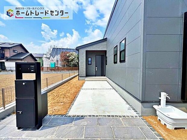 【その他現地】◆TVモニターインターホン付きの玄関。録画機能もあるため、防犯面でもメリットがございます。また、便利な宅配ボックス付き♪