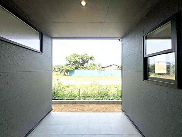 【その他現地】◆屋根付きのポーチです♪急な雨でも洗濯物がぬれずに安心です♪