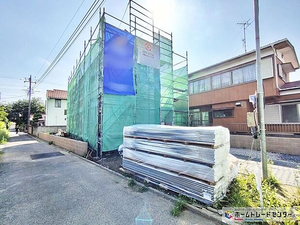 【前面道路含む現地写真】【2026年8月撮影】これから徐々に家の骨組みが出来上がっていきます。どんな家が建つのか楽しみですね♪当日のご見学予約も承ります。