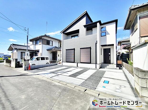 【前面道路含む現地写真】一戸建ての大きなメリットは、「自分の土地」を自由に使えること。好きなペットが飼えるほか、ガーデニングやＤＩＹ、車やバイクの手入れなど様々な趣味を楽しめます♪