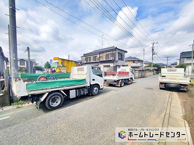 【前面道路含む現地写真】ご予約をいただければ、もちろん平日や夜間でもご案内は可能です。お仕事の形態が多様化しておりますので、決まったお時間では中々身動きが取れないお客様も多いかと思います。お気軽にお申し出ください。