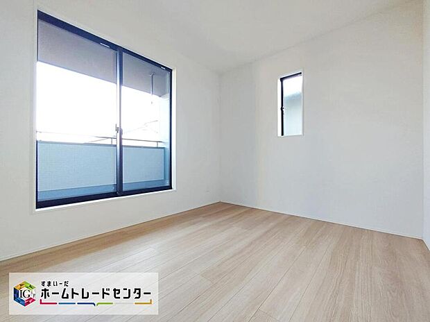 【リビング以外の居室】2面採光を確保した明るい室内は、風通しも良く、大変居心地の良い空間となっております。爽やかな風を感じて起きる朝は、快適生活の始まりに!