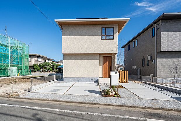 ■3号地外観標準仕様で「ZEH基準をクリア」しています。断熱性能を備え、夏は涼しく、冬は暖かい快適な暮らしが叶います。太陽光発電で電気代の節約もできます。3台駐車可能です(車種による)