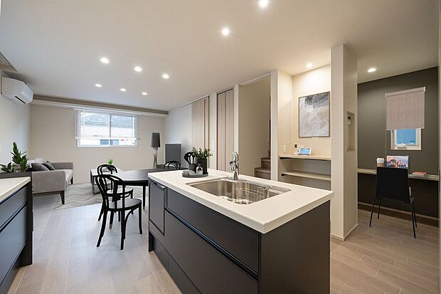 【リビング】■4号地リビングリビングの一角にはワークスペースを設置。テレワークやお子様のリビング学習などに活用いただけます。※CG合成にて家具を設置