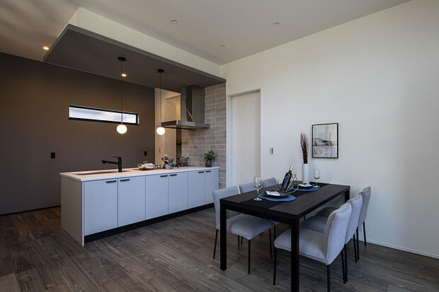 落ち着いた色調で統一された上質なキッチンダイニング。造作の美しいキッチンと洗練された照明が、住まう人の感性を高める空間を演出します。