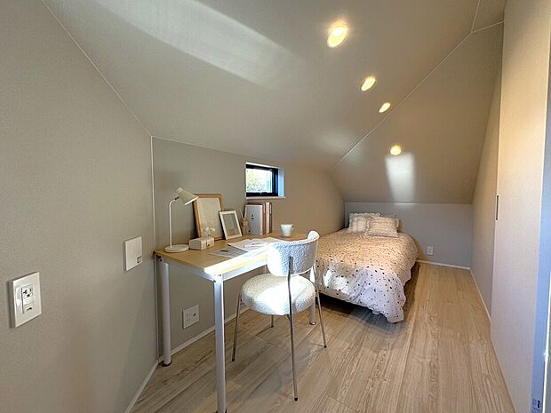 【リビング以外の居室】ゆったりとした洋室。落ち着いたカラーリングが安らぎの空間を演出します。